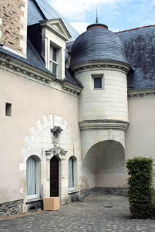 File:Trompe de l'abbaye Toussaint d'Angers2.jpg